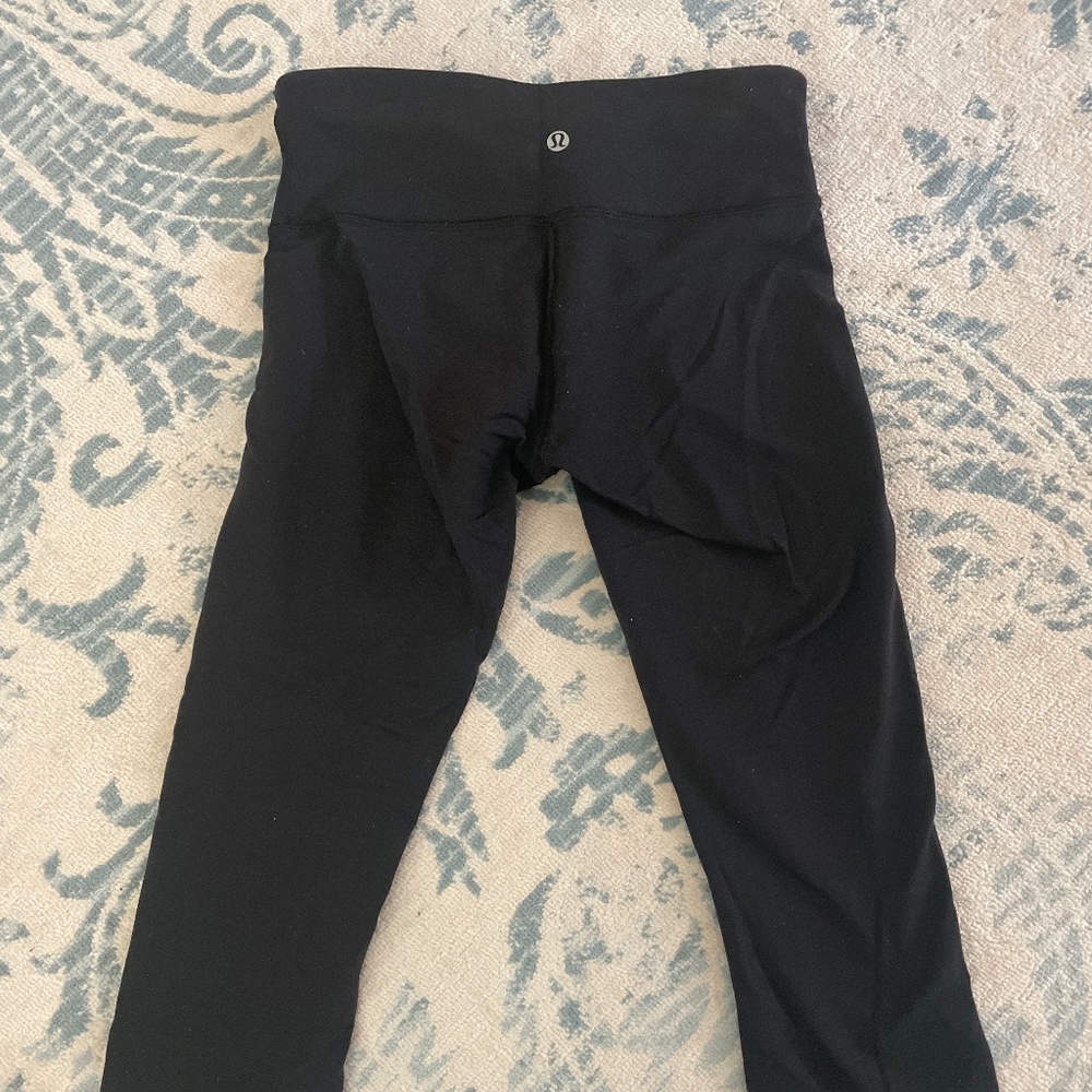 LULULEMON size 4 black capri legging